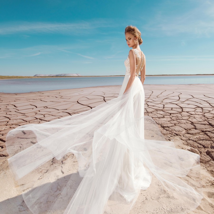Lace A Charming Line Beach Wedding Dresses Sheer Jewel Neck Covered Buttons Back Bridal Gowns Floor Length Tulle Robe De Marie