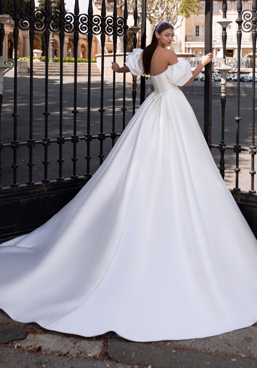 Princess Satin Wedding Dresses with Removable Puff Sleeves Sweetheart Ruched Elegant Wedding Gowns Custom Made robes de