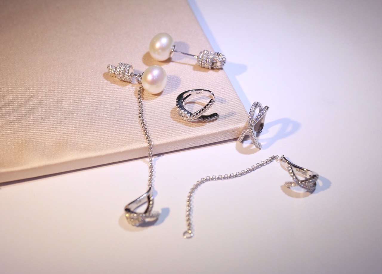 Fashion- Personality Sterling Silver Ear Clip Sing X Tassel Earrings Cuff Women and Girls Caught in the Ear Cuff Jewelry Pearl Natural