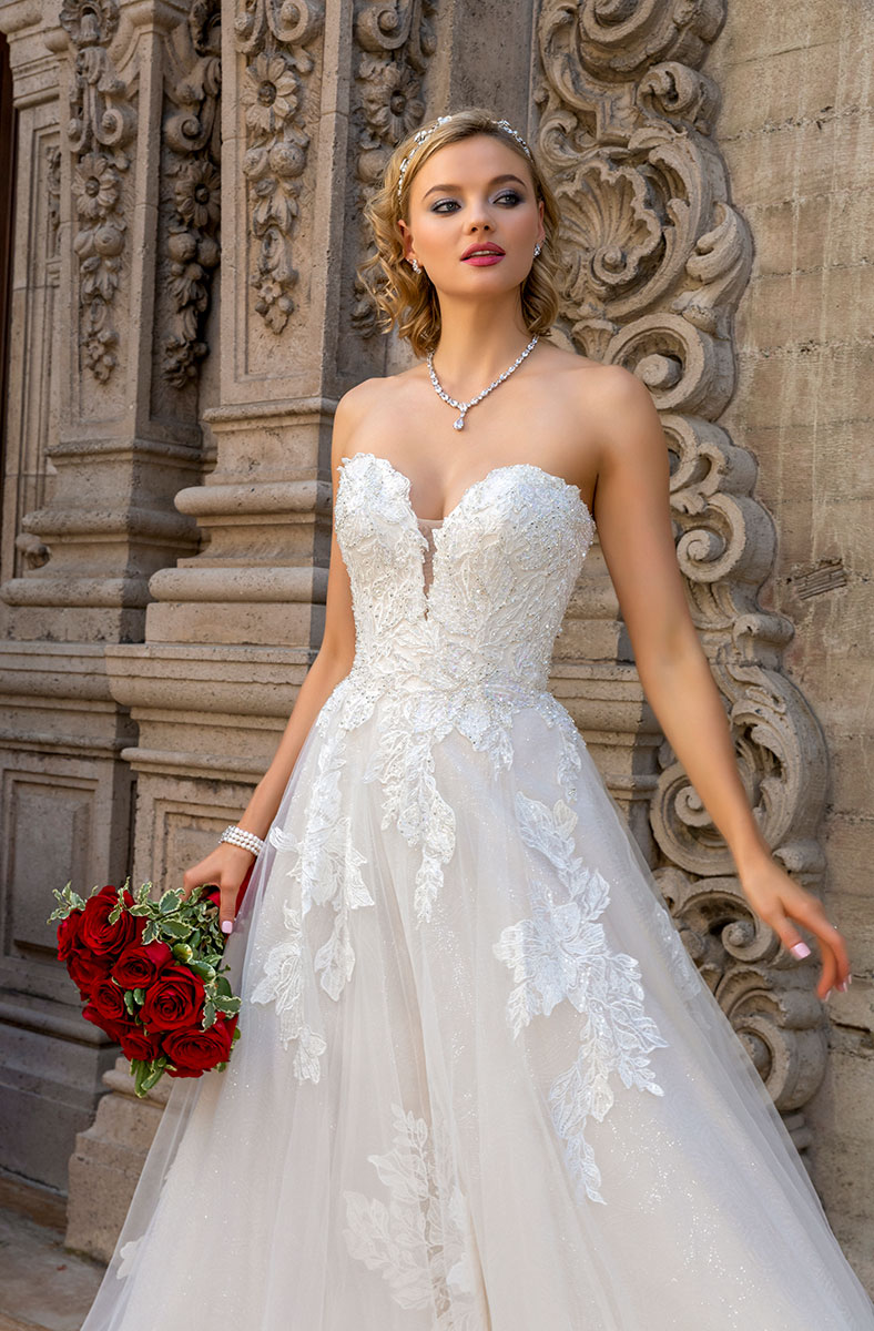 Kittychen A Line Wedding Dresses Sweetheart Neck Lace Appliques Wedding Dress Tulle Backless Beach Sweep Train Bridal Gowns