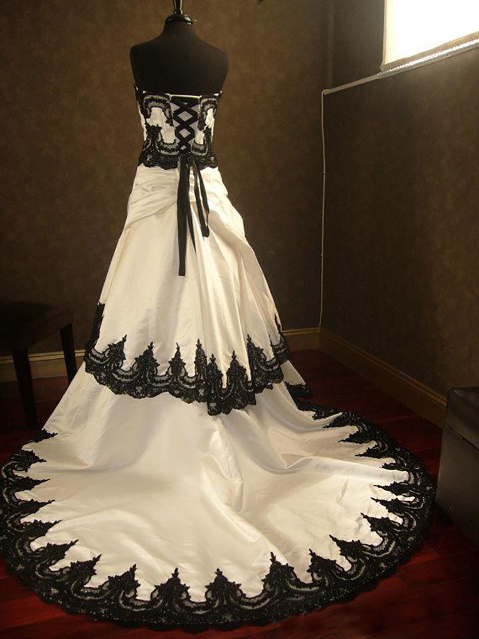 Stunning Gothic Black and White Wedding Dresses Lace Appliques Cascading Court Train Taffeta Steampunk Halloween Bridal Gowns Wed Dress Wed