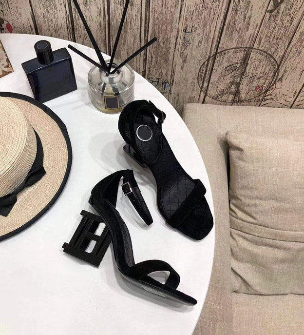 2020 Europe and America new patent leather letter heel Retro High Heels Sandals fashion women's leather sandals wedding word shoes 0681, Lacquer black
2020 Europe and America new patent leather letter heel Retro High Heels Sandals fashion women's leather sandals wedding word shoes 0681, Lacquer black