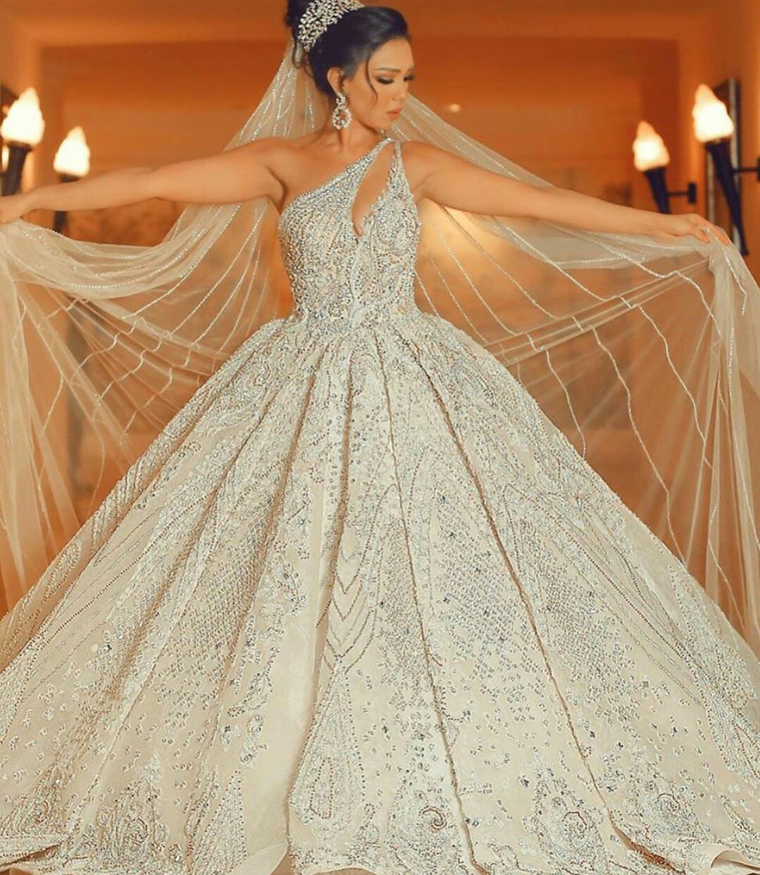 2020 Arabic Luxury Wedding Dresses Lace Beads Crystal One Shoulder Sweep Train Country Wedding Dress A Line Custom Made Vestidos De Novia