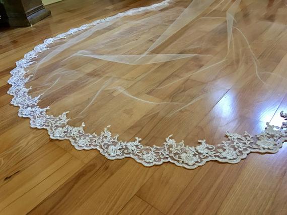 2019 Romantic Wedding Veils One Layer Lace Appliqued Cathedral Length Custom Luxury Bridal Veil With Comb Hot Selling