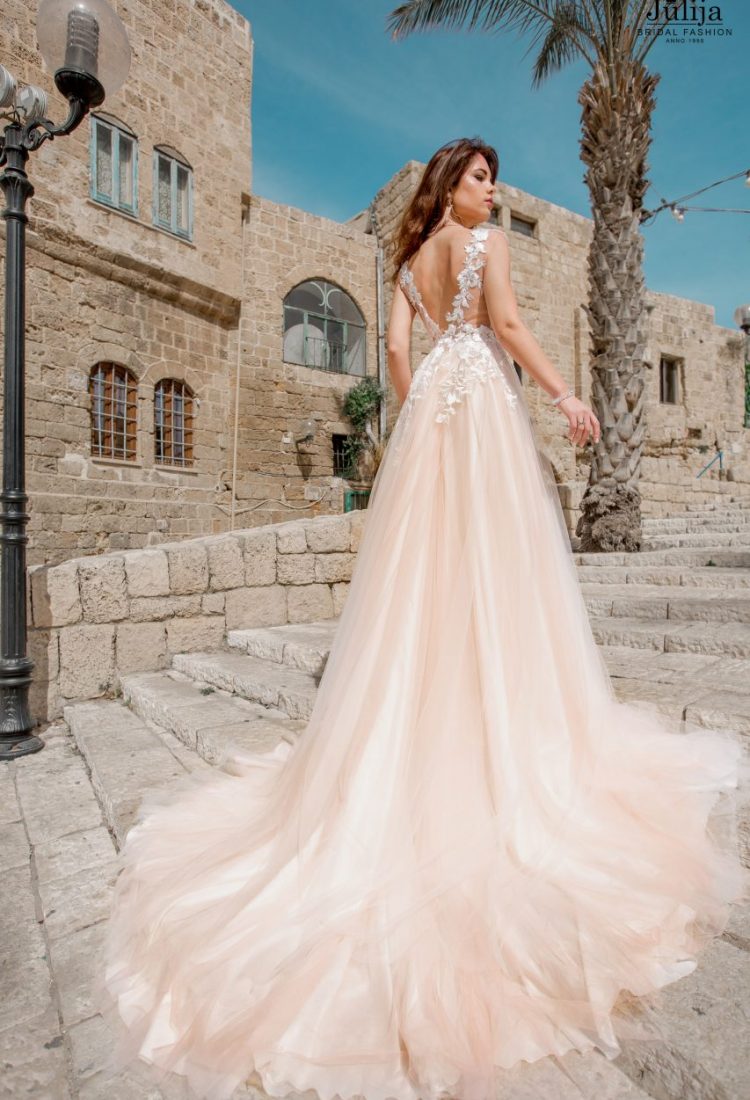 2019 Bohemian Wedding Dresses V Neck Sexy Backless A Line Lace Sweep Train Beach Wedding Dress Plus Size Boho Bridal Gowns Floral Appliques