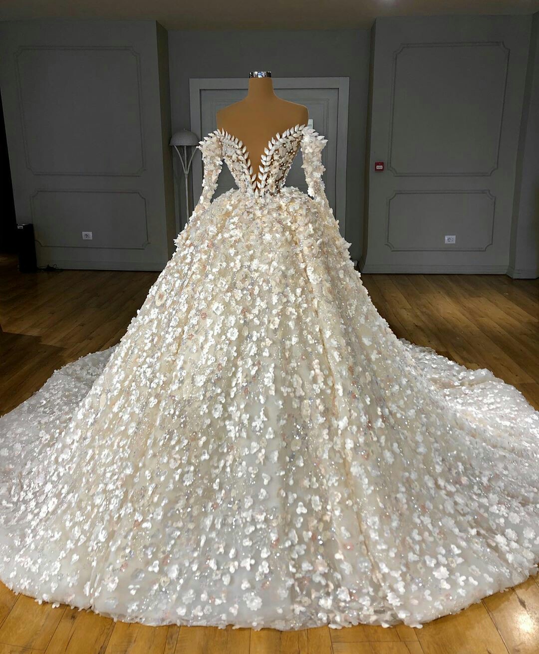 Ball Gown Wedding Dresses Off The Shoulder Lace 3D Floral Appliques Arabic Bridal Gowns Long Vintage Robes De Soiree Pearls