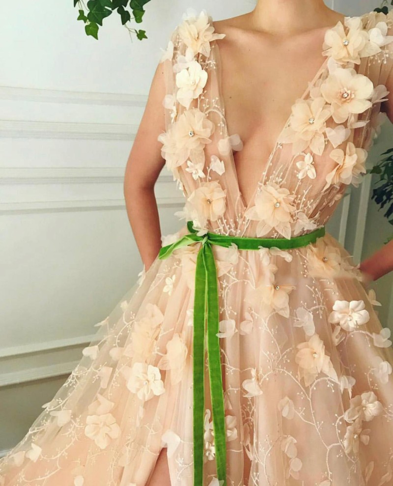 Modest A Line Evening Prom Dress V Neck Sleeveless Tulle Lace Party Dress Sweep Train Applique Split Sash Hand Made Flower robes de soirée