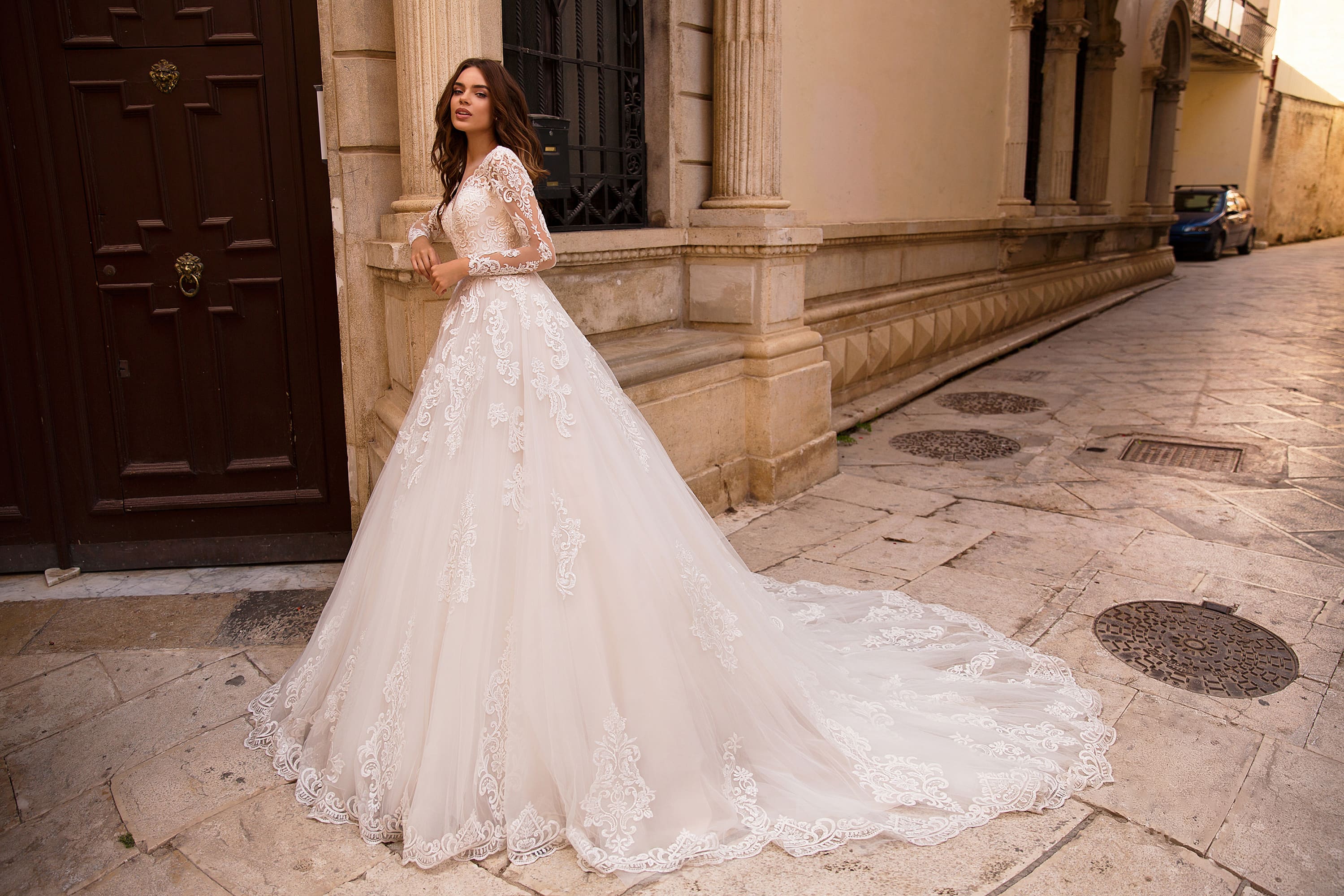 Modest Lussanobridal A Line Wedding Dresses V Neck Long Sleeve Lace Up Backless Lace Applique Wedding Gowns Sweep Train robe de mariée