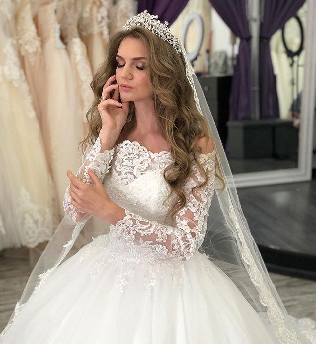 Long Sleeves Ball Dresses Lace Applique Scalloped Necke Off the Shoulder Chapel Train Custom Made Wedding Gown