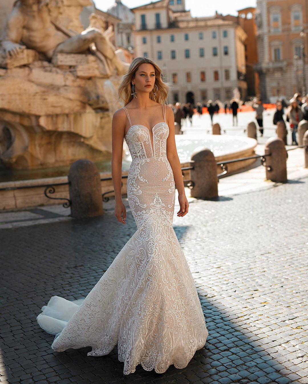 Berta Mermaid Lace Backless Wedding Dresses Plunging Neck Appliqued Bridal Gowns Plus Size Sweep Train robes de mariée