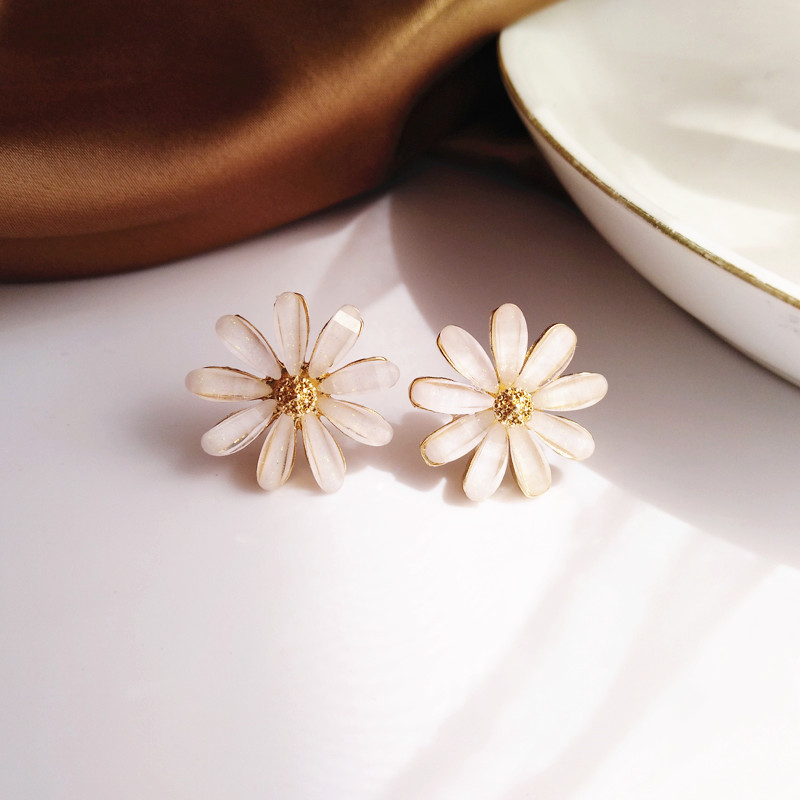 Flower Earrings Contracted Daisy Earrings Fashion Korea Temperament Minimalist Geometric for Women Golden
Flower Earrings Contracted Daisy Earrings Fashion Korea Temperament Minimalist Geometric for Women Golden