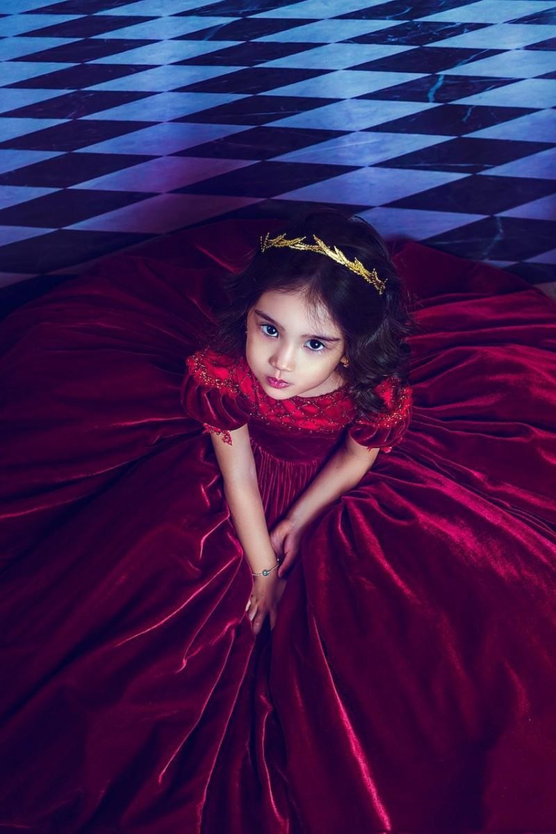 Royal Blue Princess Flower Girl Dresses Sweep Train High Neck White Lace Crystal Beads Veet Gilrs Pageant Little Kids First Communion Dress Dark Red 4