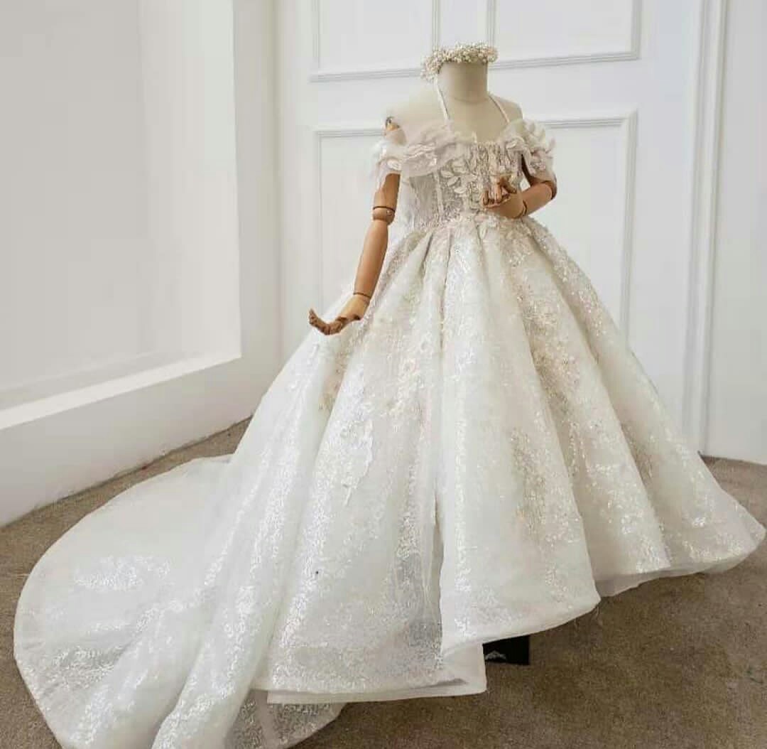Glitter White Flower Girl Dresses Halter Sleeveless Applique Lace Beaded Girl Pageant Gown Ruffle Tulle Court Train Birthday Gown Cheap