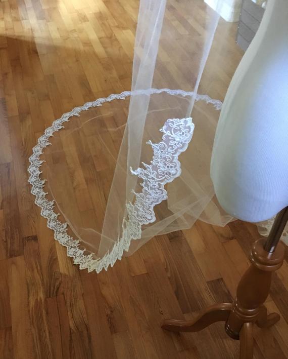 2019 Romantic Wedding Veils One Layer Lace Appliqued Cathedral Length Custom Luxury Bridal Veil With Comb Hot Selling