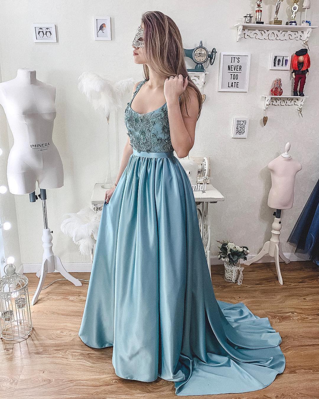 Gorgeous A Line Prom Dresses 2019 Scoop Neck Lace Applique Beaded Satin Evening Gowns Cheap Cocktail Party Dresses