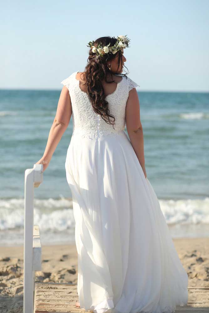 2020 New Arrival Wedding Gowns Lace Tulle Applique Button Plus Size Wedding Dresses Floor Length Sleeveless V Neck Bridal Gowns