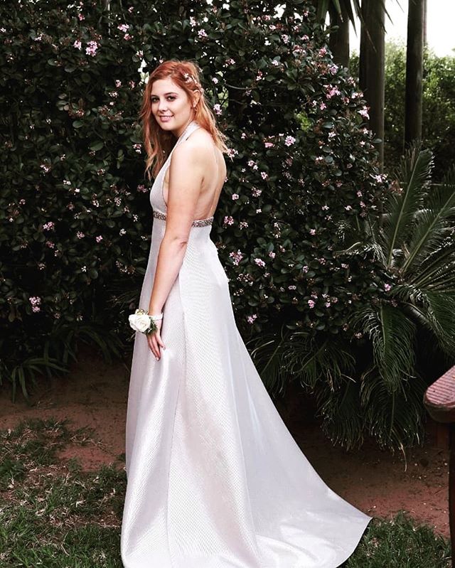 2020 Princess Halter Wedding Dresses V Neck with Satin Train Boho Garden Bridal Gown Custom Made