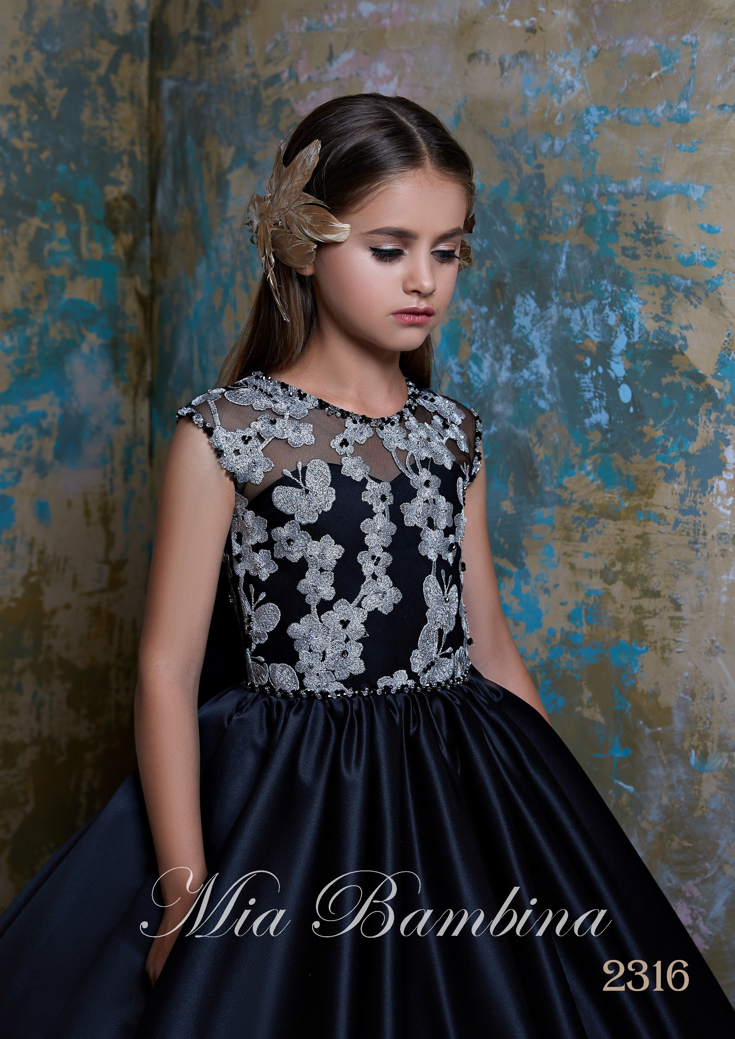 2020 Flower Girl Dresses Jewel Neck Beaded Sequis Appliqued Sleeveless Girl Pageant Gown Bow Sash Ruffle Sweep Train Birthday Gowns