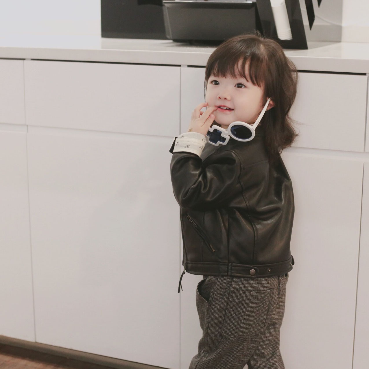 Kids Brand Jacket Boys and Girls Designer Clothes Stand Collar Small Leather Hiphop Style Long Sleeve Coat New Fashion Style 2020, Black
Kids Brand Jacket Boys and Girls Designer Clothes Stand Collar Small Leather Hiphop Style Long Sleeve Coat New Fashion Style 2020, Black