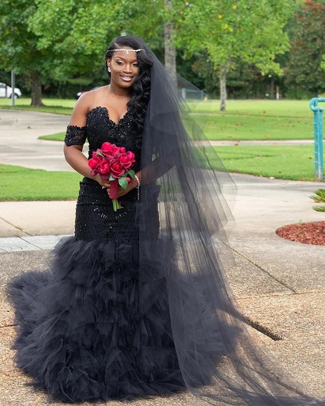 2020 Charming Vintage Black Mermaid Wedding Dresses Off Shoulder Lace Sequins Tiered Ruffles Skrit African Bride Garden Wedding Gown
2020 Charming Vintage Black Mermaid Wedding Dresses Off Shoulder Lace Sequins Tiered Ruffles Skrit African Bride Garden Wedding Gown