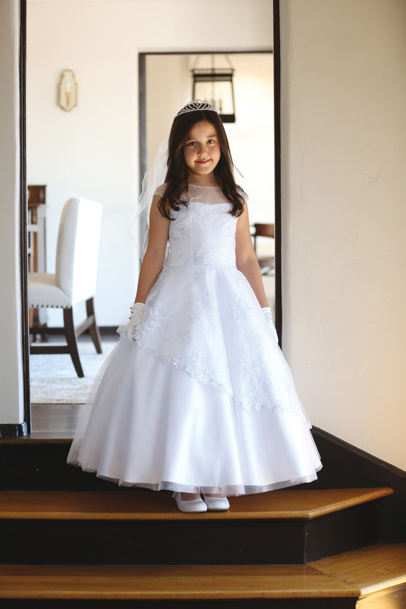 Cute White first holy communion dresses Scoop Cap Sleeves Lace Crystal Flower Girls Pageant Dresses Modern Arabic Kids Inexpensive Gown 2018