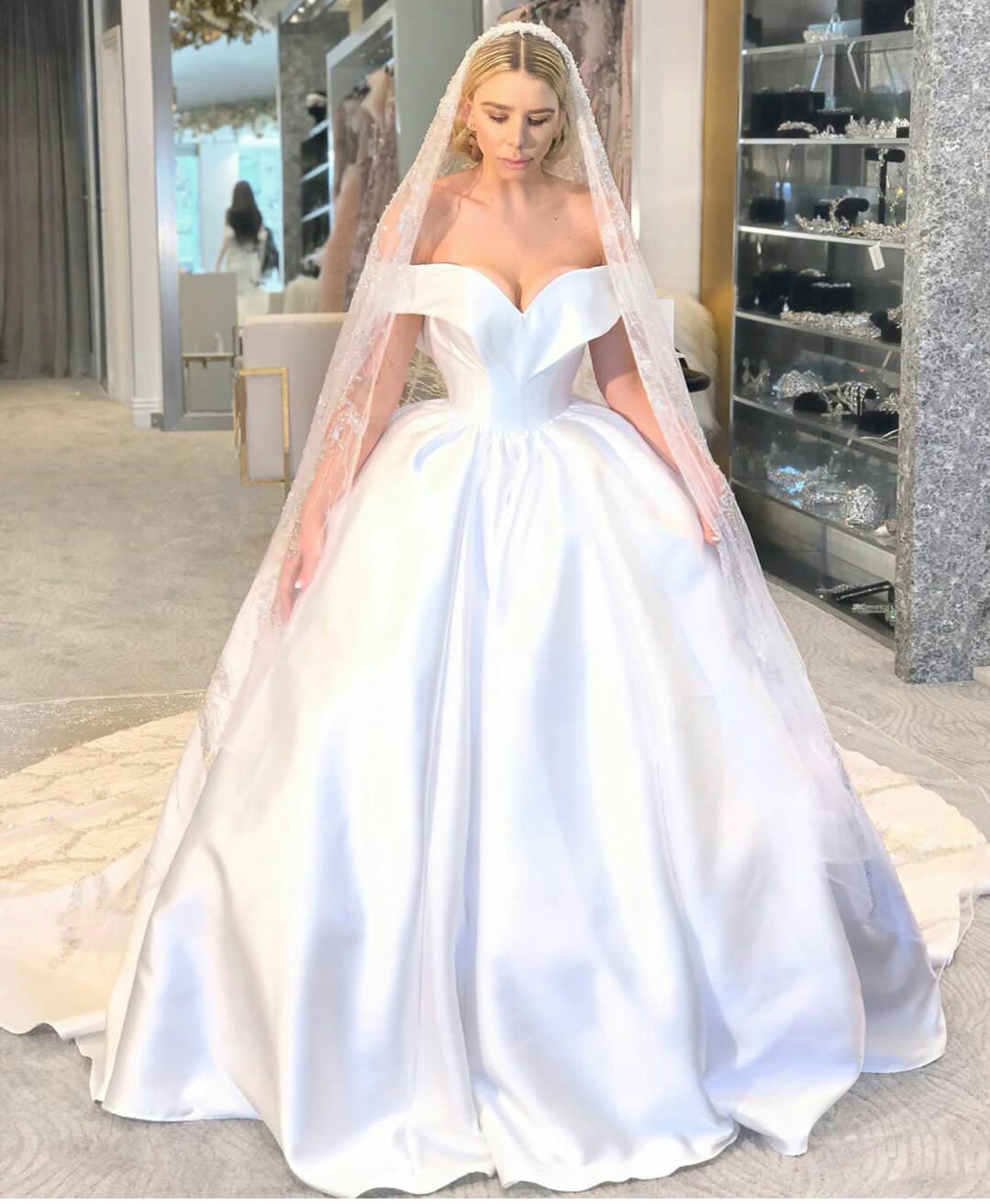 2020 Elegant Satin Wedding Dresses With Veil A Line Off The Shoulder Bohemian Wedding Dress Custom Made Sweep Train Vestidos De Novia