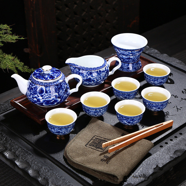 Blue and white porcelain tea set kung fu gift Chinese traditional ancient tea set
Blue and white porcelain tea set kung fu gift Chinese traditional ancient tea set