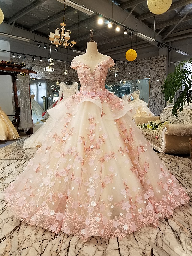 Elegant Blush Pink Puffy Wedding Dresses Off the Shoulder Handmade Flower Country Bridal Dress Lace Appliques 3D Floral Wedding Gowns