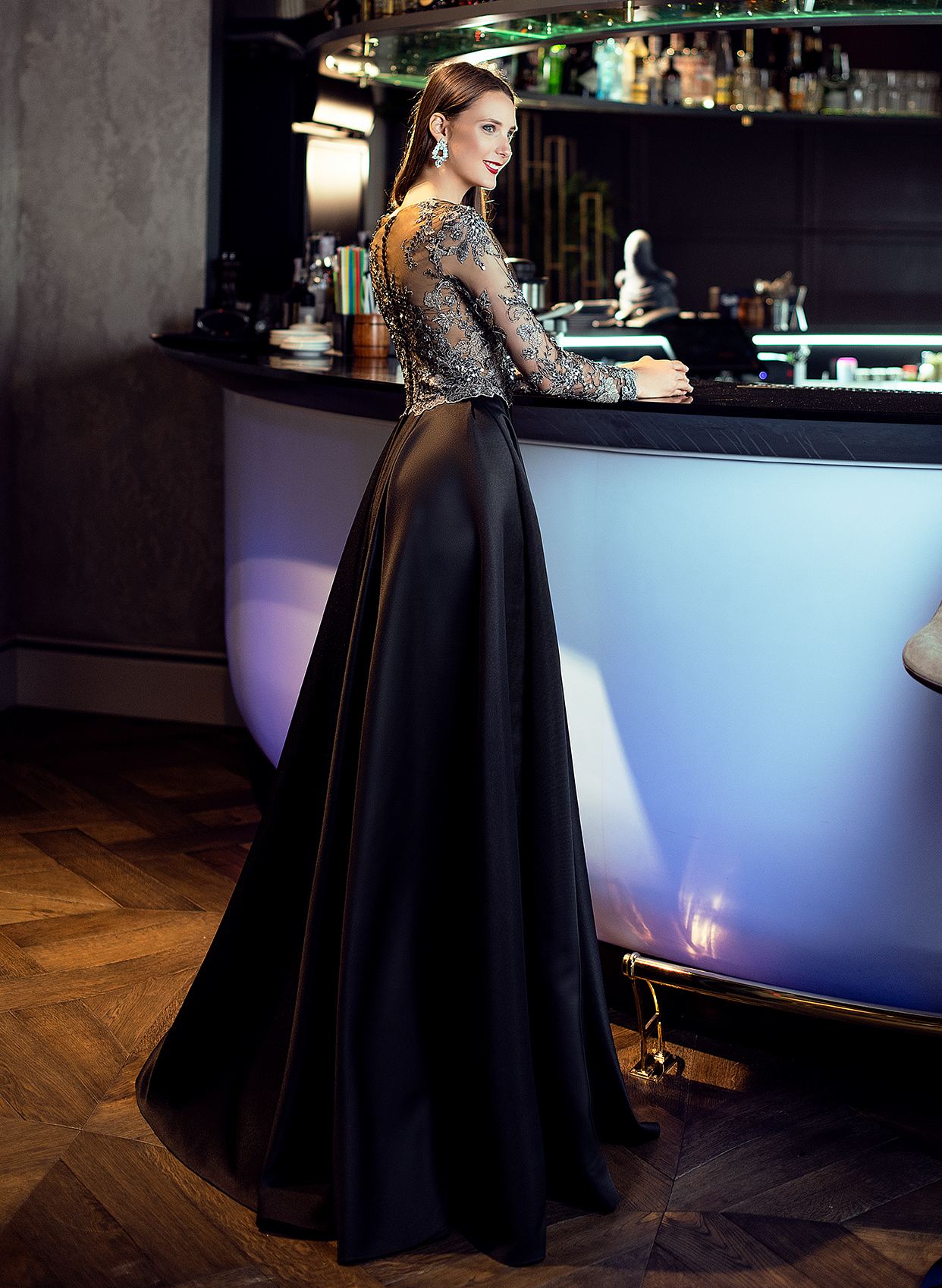 Black Elegant Evening Dresses Lace Applique Beads Long Sleeve Satin Floor Length Prom Gowns Plus Size Chapel Formal Party Dress