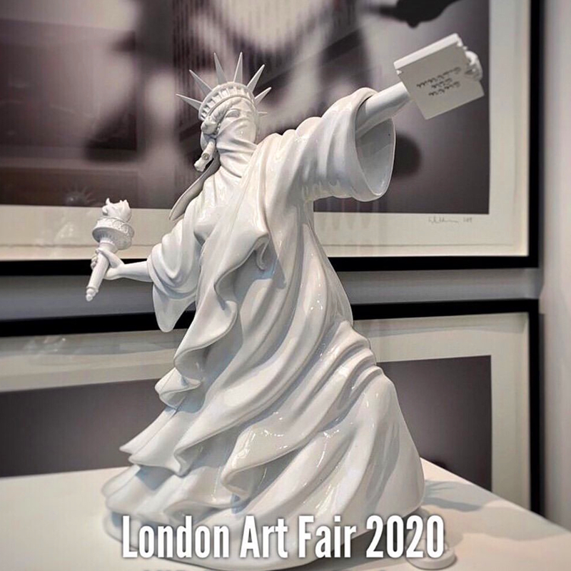 Modern Art Statue of Liberty Throw Torch Banksy Riot of Liberty London Art Fair Resin Sculpture Home Decor Creative Gift
Modern Art Statue of Liberty Throw Torch Banksy Riot of Liberty London Art Fair Resin Sculpture Home Decor Creative Gift