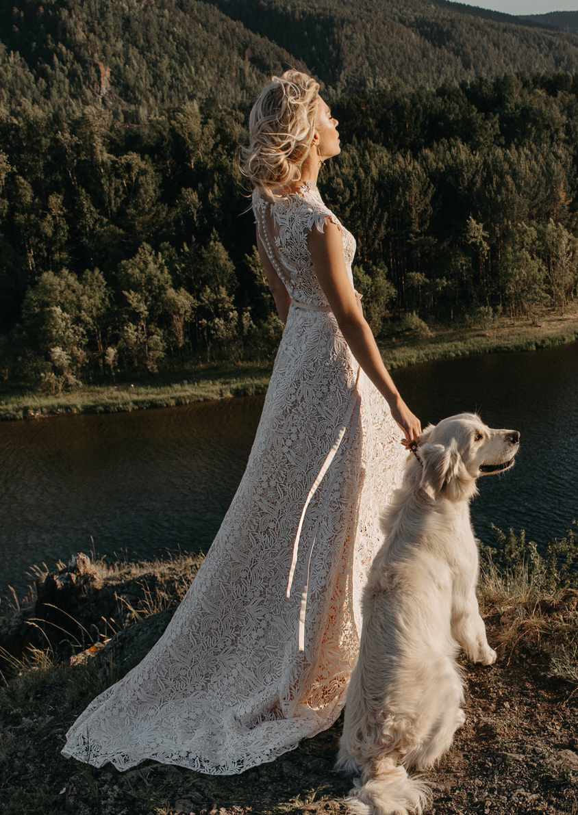 Bohemian Wedding Dresses Jewel Neck A Line Appliqued Cap Sleeves Boho Wedding Dress Sweep Train Lace Cheap Vestidos De Novia