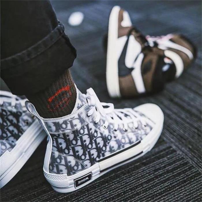 HIGH-TOP SNEAKERS IN Cònvèrsè Dìòr hommes KAWS By Kim Jones b23 With Fashion Design Classic Oblique Printing Men Women Basketball Shoes EUR36-45
HIGH-TOP SNEAKERS IN Cònvèrsè Dìòr hommes KAWS By Kim Jones b23 With Fashion Design Classic Oblique Printing Men Women Basketball Shoes EUR36-45