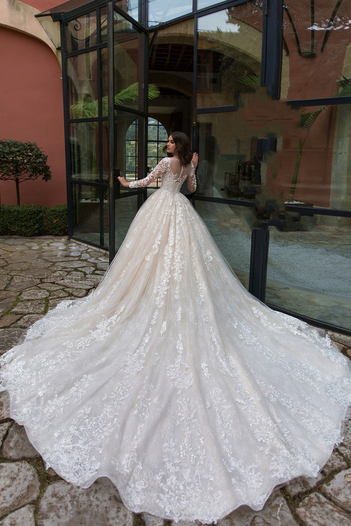 Appliques Embroidery With Scalloped Neck A-Line Dress Full Long Sleeve Corset And Button Vintage Wedding Gown