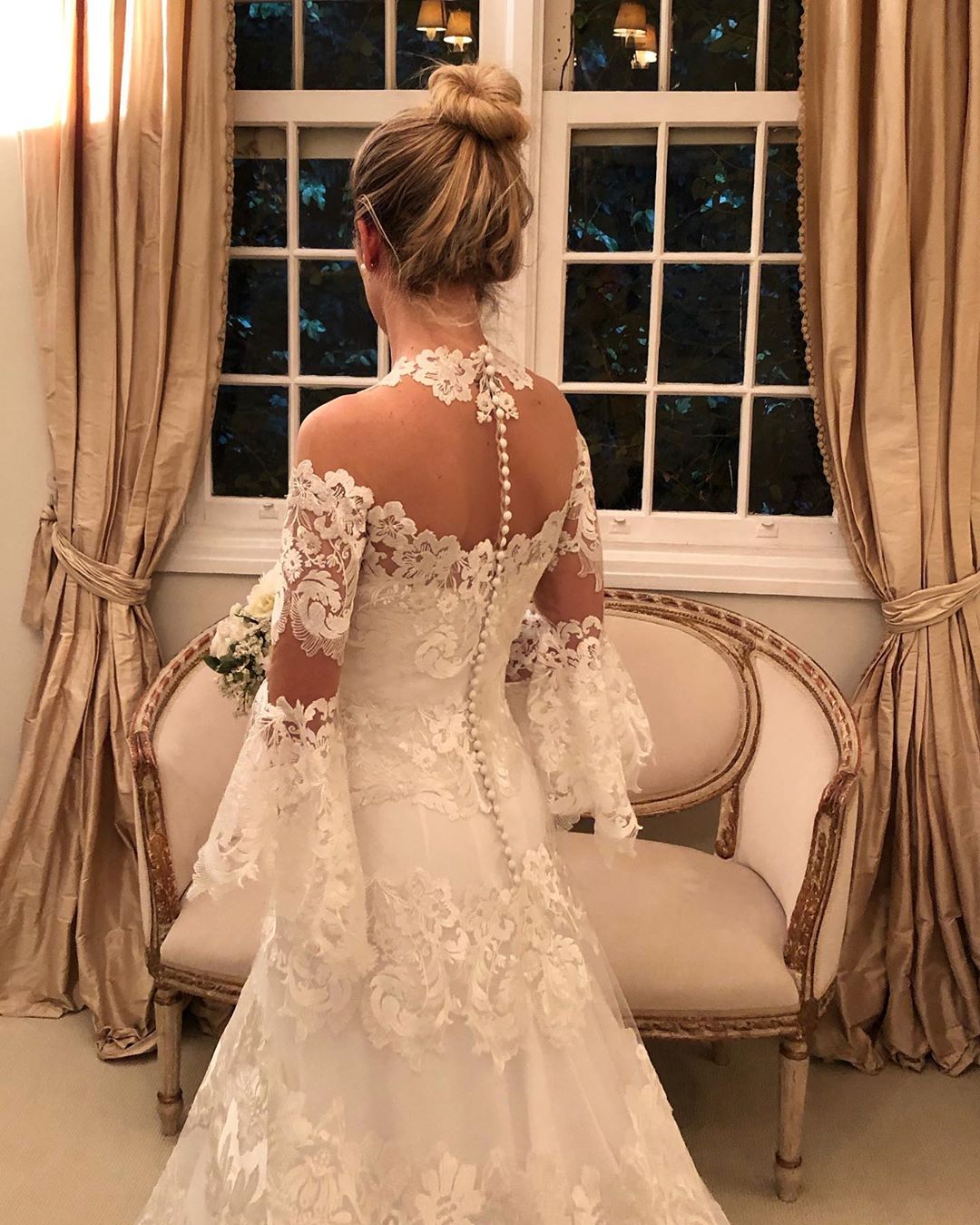 Long Stunning Sleeves Lace Wedding Dresses Sheer Jewel Neck Covered Buttons Bridal Gowns Sweep Train Robe De Mari E