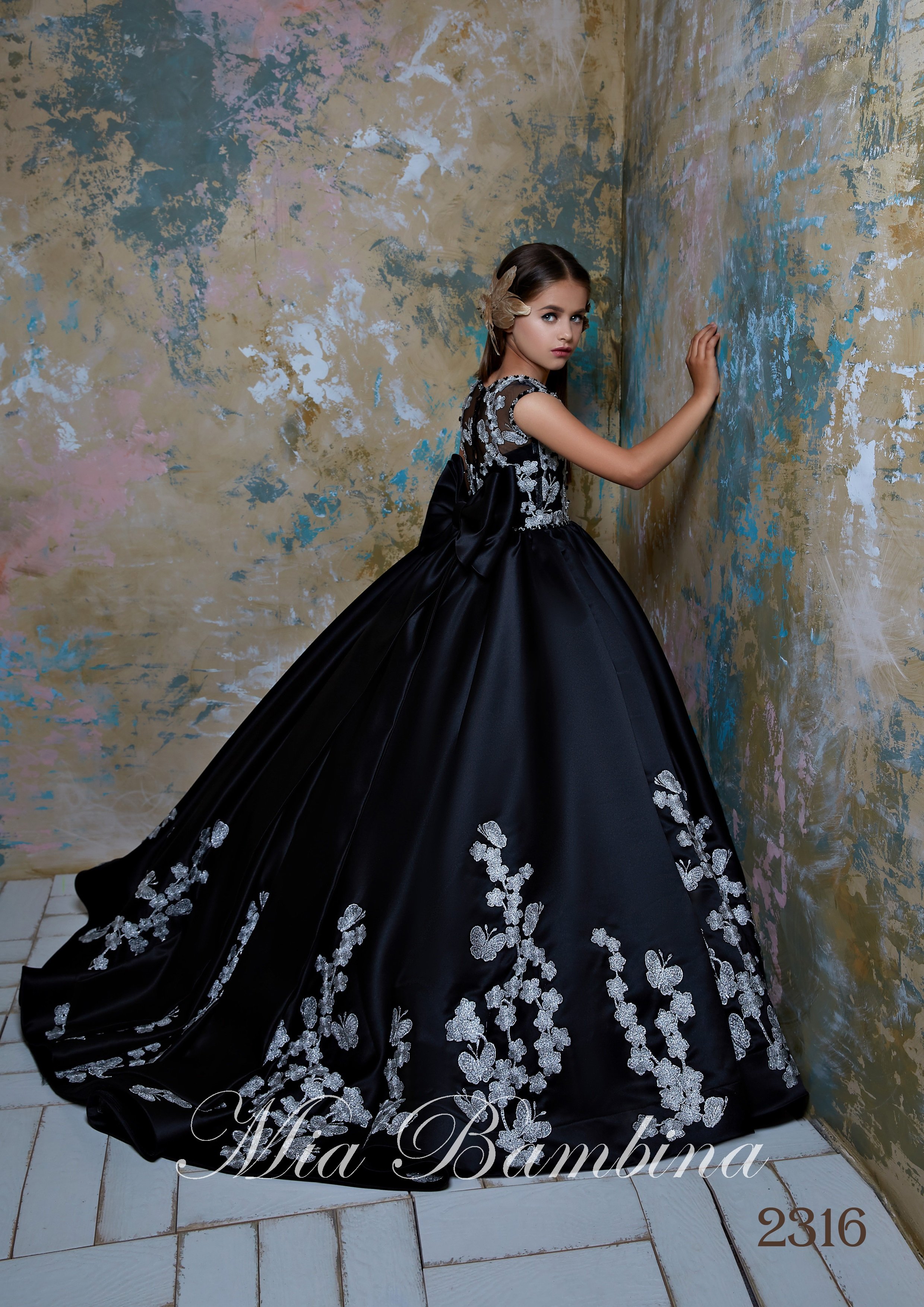2020 Flower Girl Dresses Jewel Neck Beaded Sequis Appliqued Sleeveless Girl Pageant Gown Bow Sash Ruffle Sweep Train Birthday Gowns