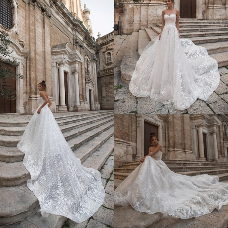 2020 A Line Beach Wedding Dresses Strapless Appliques Tulle With Glittetr Wedding Dresses Sweep Train Boho Bridal Gowns, Burgundy
2020 A Line Beach Wedding Dresses Strapless Appliques Tulle With Glittetr Wedding Dresses Sweep Train Boho Bridal Gowns, Burgundy