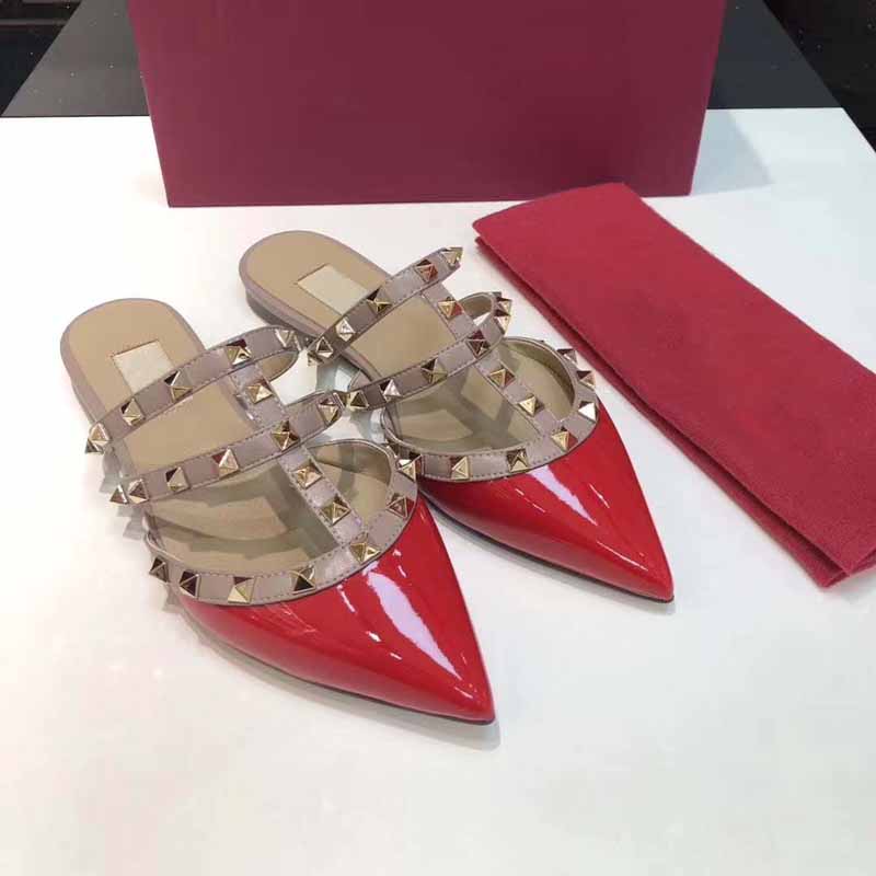 Fashionable luxury shoes hot sale rivet pointed flat heel women sandals classic red sexy rivet shoes summer wild patent leather shoes
Fashionable luxury shoes hot sale rivet pointed flat heel women sandals classic red sexy rivet shoes summer wild patent leather shoes