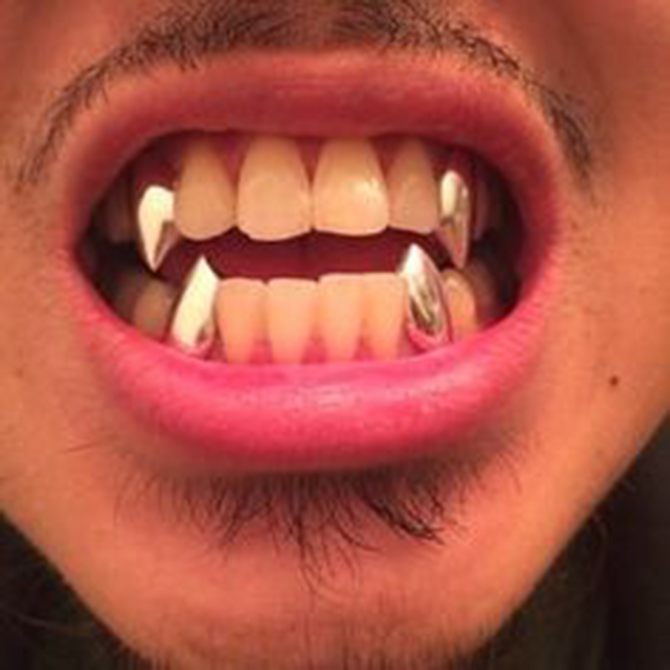 18K Real Gold Hollow Single Teeth Grillz Braces Punk Hiphop Dental Mouth Fang Grills Tooth Cap Cosplay Costume Halloween Party Rapper Body Jewelry Gif