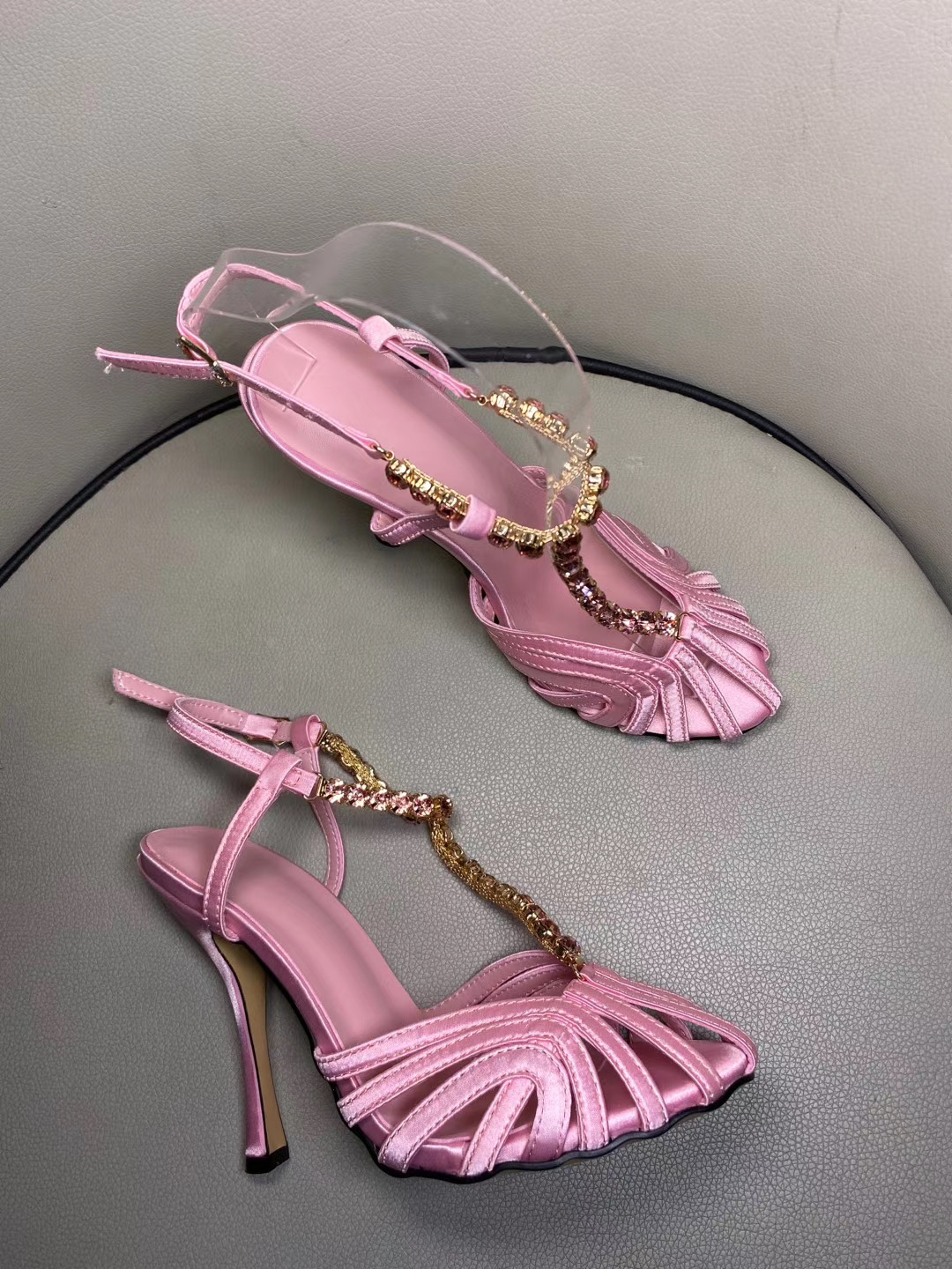 Famous Brand 2020 summer diamond sandals women ankle Strap bling high heels Lady gladiator Sandals Fashion Show Party shoes wedding Shoes, Pink
Famous Brand 2020 summer diamond sandals women ankle Strap bling high heels Lady gladiator Sandals Fashion Show Party shoes wedding Shoes, Pink