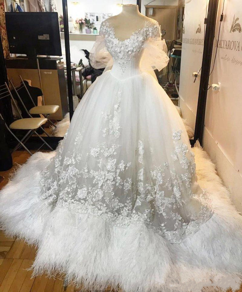 Gorgeous Feather Wedding Dresses 2019 Lace Appliques Sheer Short Sleeves Bridal Gowns Lace Up Back Sweep Train Saudi Arabic Wedding Vestidos
