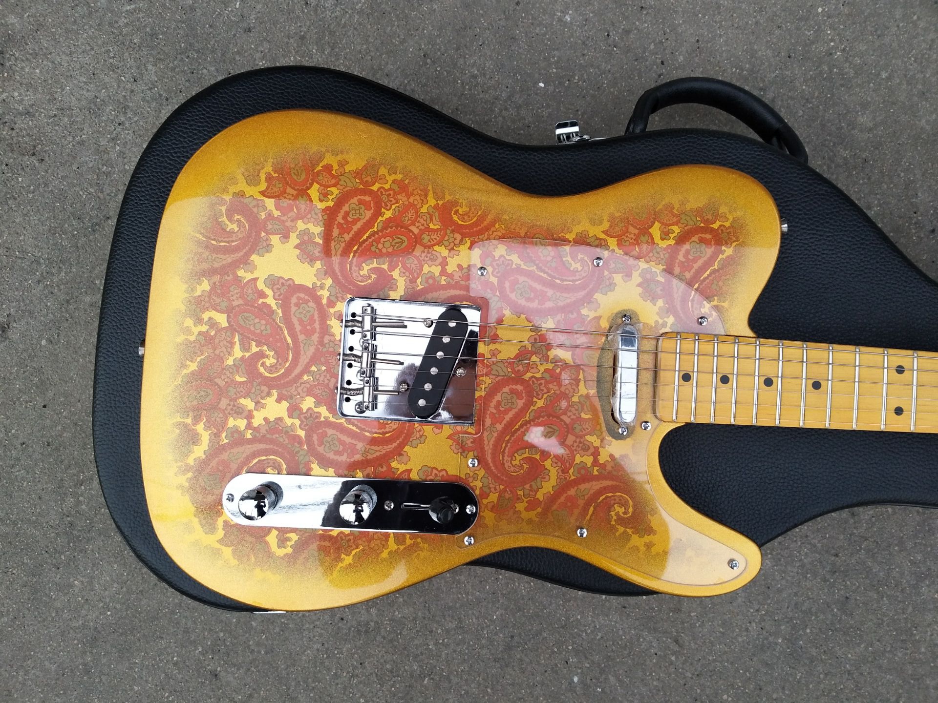 Custom Masterbuilt Dale Wilson 1969 Tribute Gold Burst Paisley Tele Electric Guitar, Maple Fingerboard & Black Dot Inlay, Vintage Tuners
Custom Masterbuilt Dale Wilson 1969 Tribute Gold Burst Paisley Tele Electric Guitar, Maple Fingerboard & Black Dot Inlay, Vintage Tuners