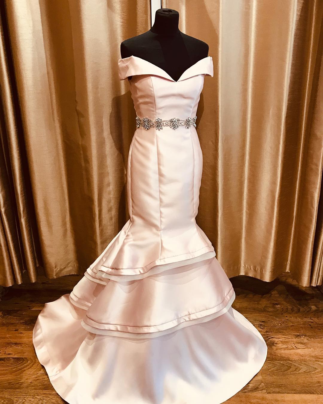 2019 Pink Off The Shoulder Evening Dresses Stain Mermaid Long Prom Dress Sash Floor Length Women Party Gowns