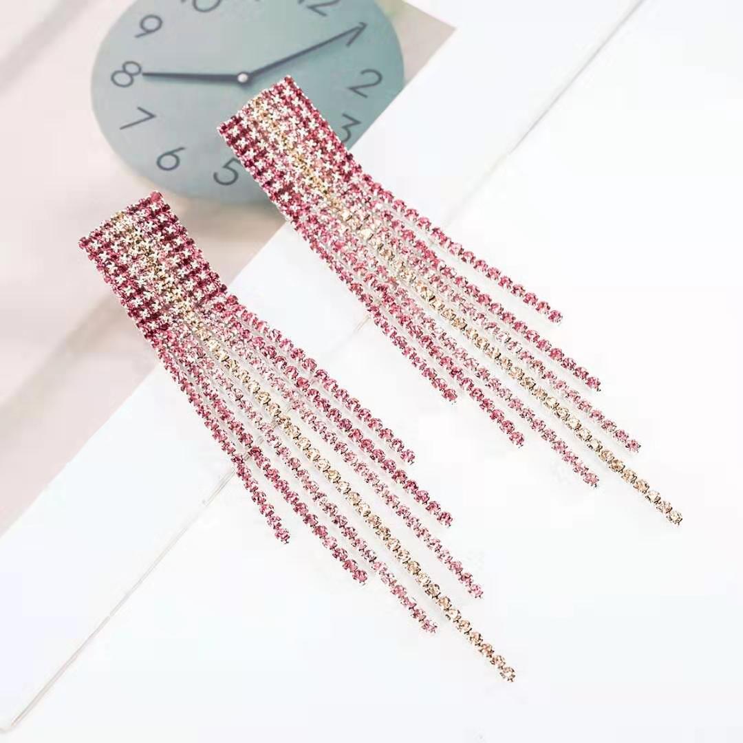 Wholesalechains tassel dangle earrings for women luxury colorful diamonds tennis chain designer chandelier earrings wedding engagement gifts
Wholesalechains tassel dangle earrings for women luxury colorful diamonds tennis chain designer chandelier earrings wedding engagement gifts