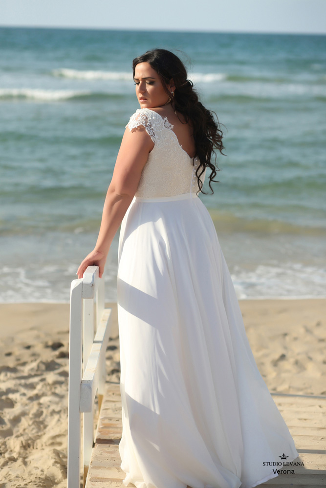 2020 New Arrival Wedding Gowns Lace Applique Sleeveless Plus Size Wedding Dresses V Neck A Line Floor Length Tulle Bridal Gown