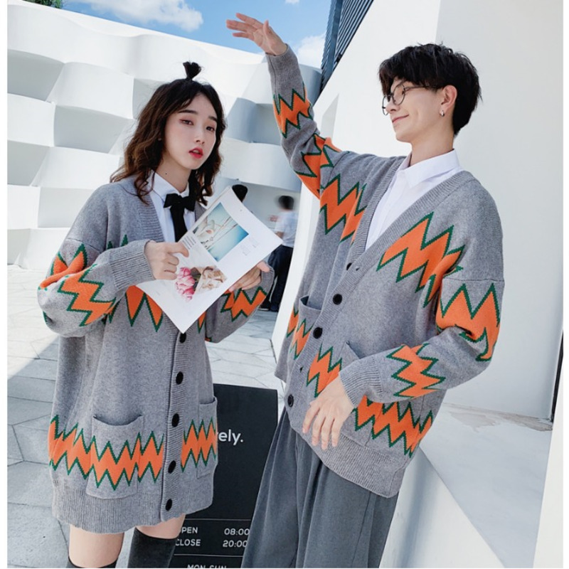 2019 Winter New Korean Version Of The College Wind Casual Couple Personality Single-breasted V-neck Cardigan Sweater, Graph coloring
2019 Winter New Korean Version Of The College Wind Casual Couple Personality Single-breasted V-neck Cardigan Sweater, Graph coloring