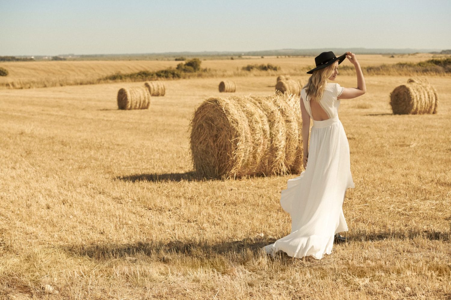 2020 Modest Rembo Styling Bohemian V Neck Short Sleeve Hollow High Low Wedding Dresses Ruffles Wedding Gowns Covered Button robe de mariée