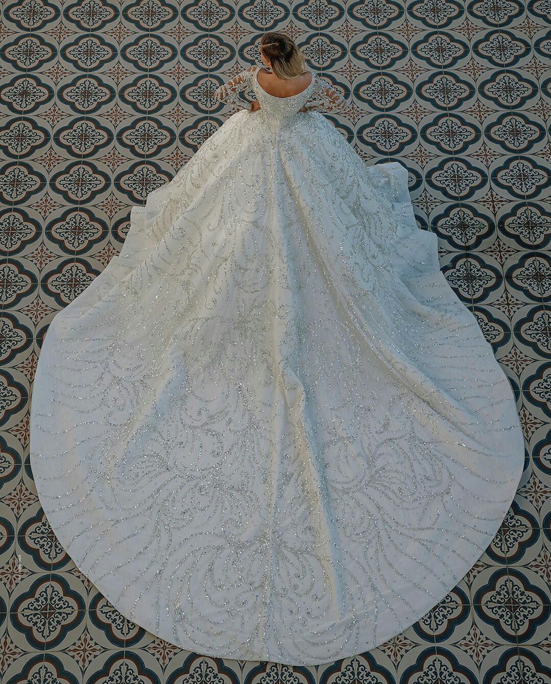 Luxury Chapel Train Wedding Dresses Scoop Neck Long Sleeve Sequined Arabic Vintage Bridal Gowns Robes De Mariée