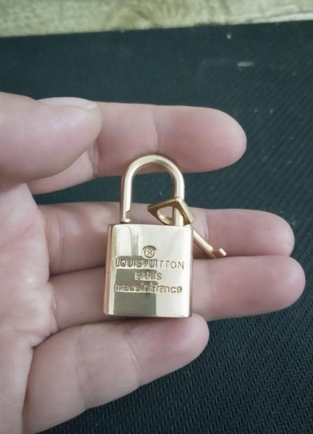 Top Grade One Set Lock & Key Brass Gold tone For Rolling Luggage etc Free shipping logo pendant, Black
Top Grade One Set Lock & Key Brass Gold tone For Rolling Luggage etc Free shipping logo pendant, Black