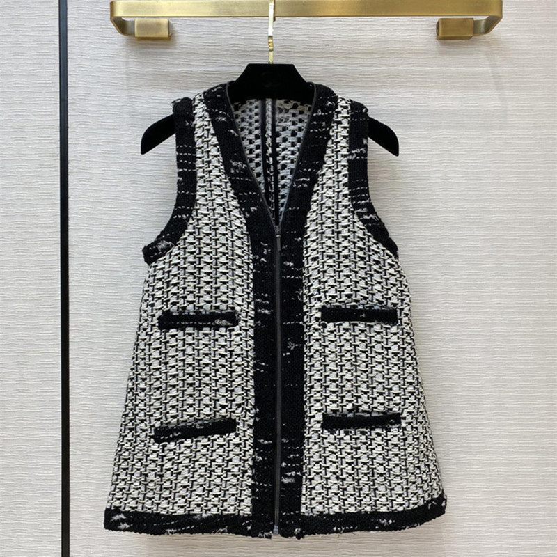 2020 Autumn Women' High-end quality 93% Wool plaid tweed Waistcoat Chic elegant V-neck tweed Vest C012, Black
2020 Autumn Women' High-end quality 93% Wool plaid tweed Waistcoat Chic elegant V-neck tweed Vest C012, Black
