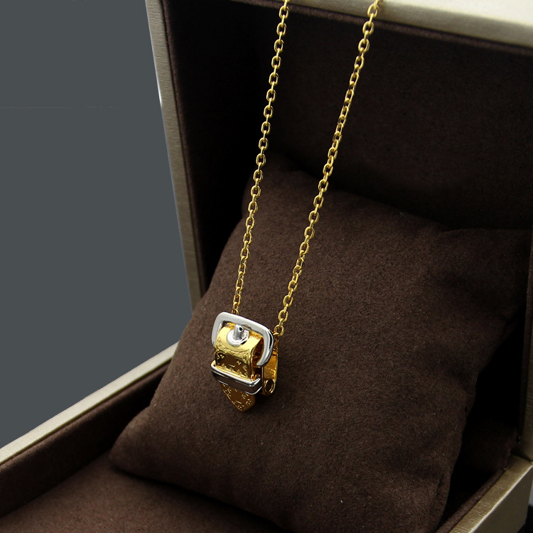 New Arrive Fashion Lady 316L Titanium steel Engraved Designs V Letter 18K Plated Gold Necklaces With Buckle Pendant Four Leaf Flowers
New Arrive Fashion Lady 316L Titanium steel Engraved Designs V Letter 18K Plated Gold Necklaces With Buckle Pendant Four Leaf Flowers